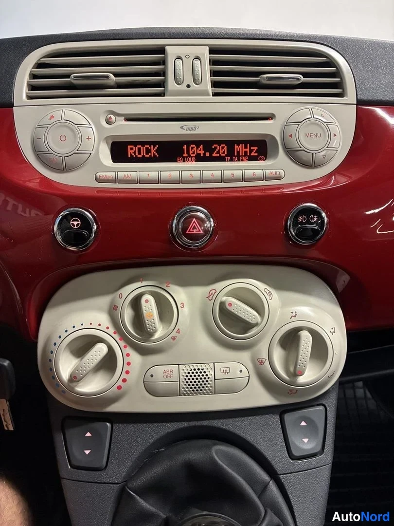 Punainen Fiat 500 2011, ohjaamo, kuva 9