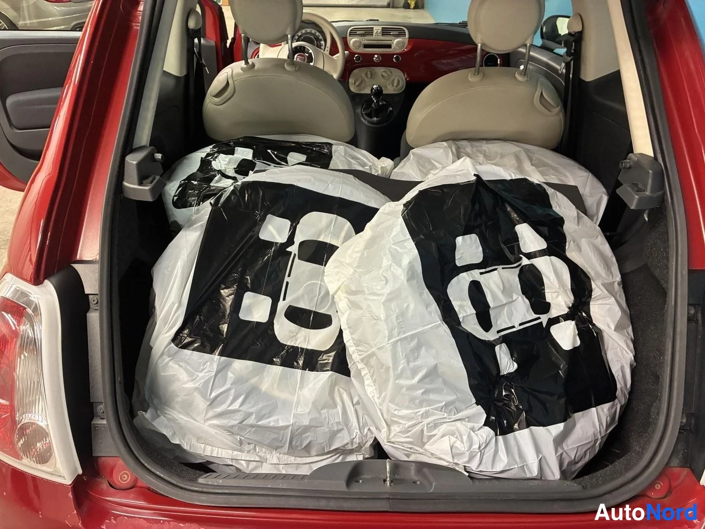 Punainen Fiat 500 2011, tavaratila, kuva 12