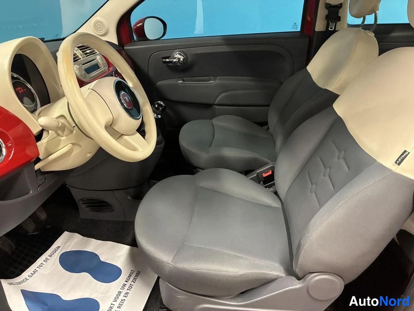 Punainen Fiat 500 2011, ohjaamo, kuva 7