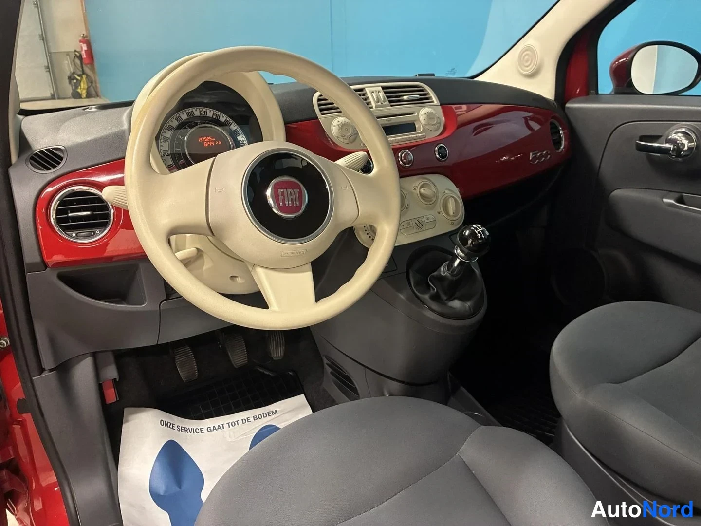 Punainen Fiat 500 2011, ohjaamo, kuva 10