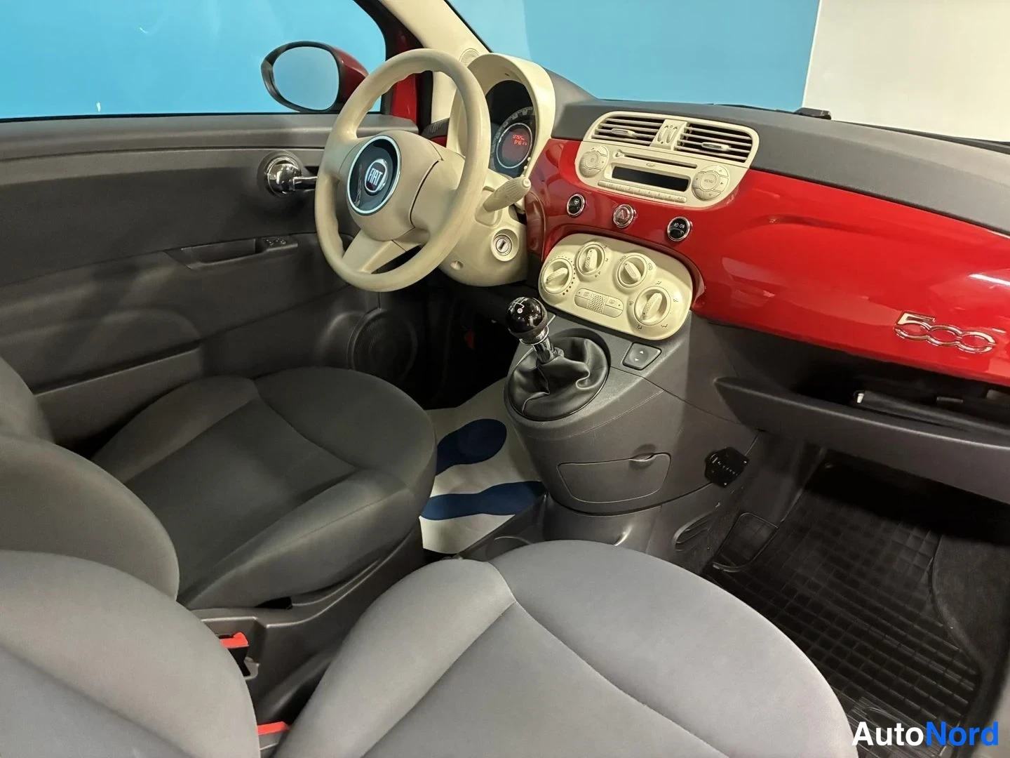 Punainen Fiat 500 2011, ohjaamo, kuva 8