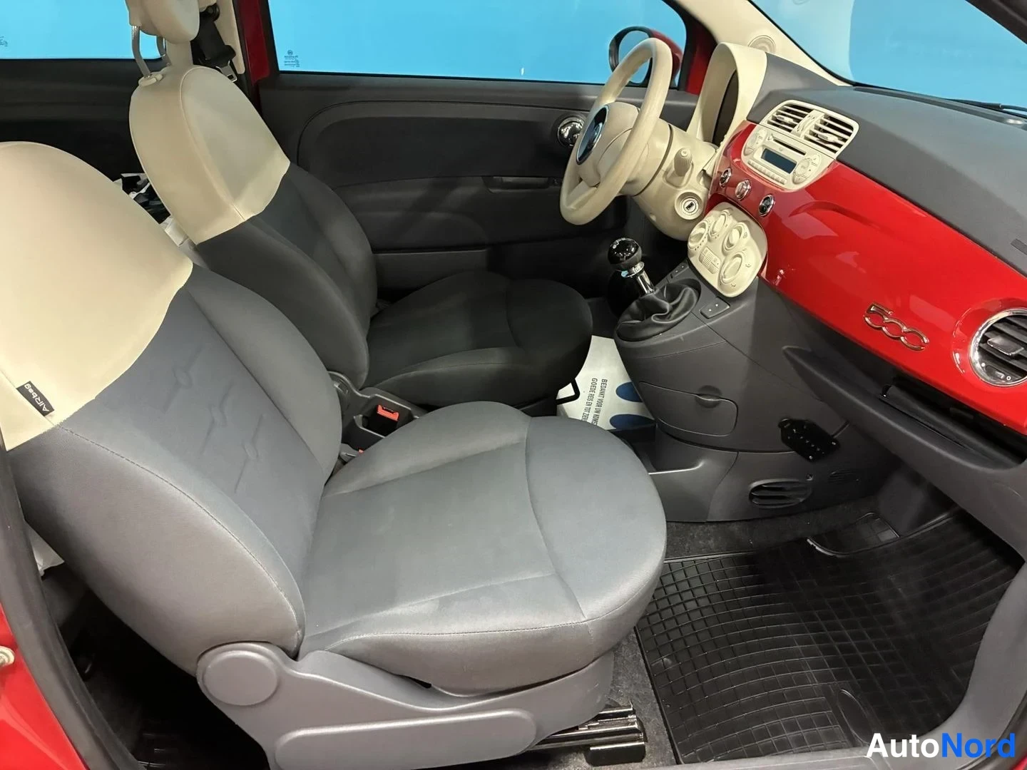 Punainen Fiat 500 2011, etuistuimet, kuva 11