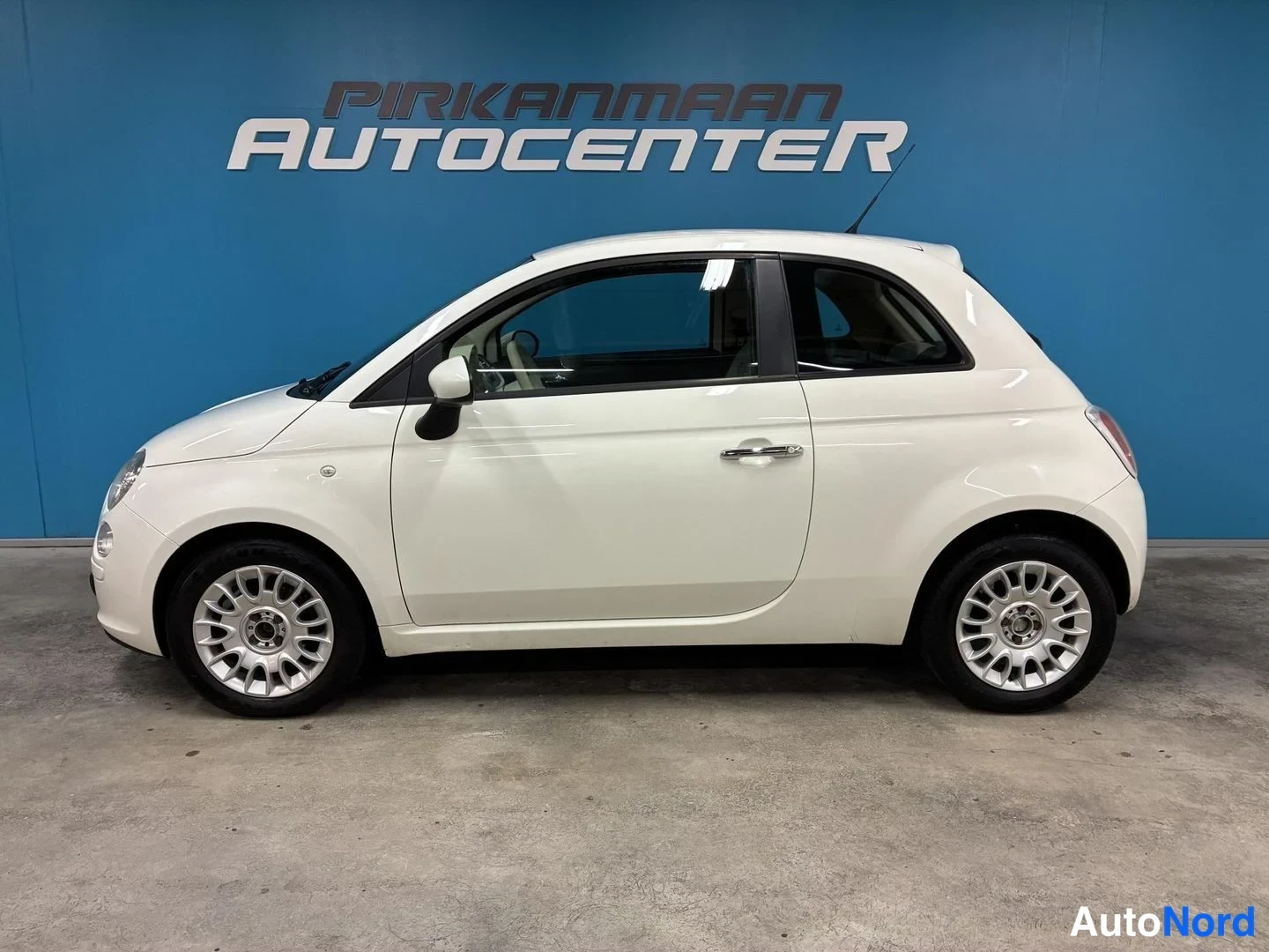 Valkoinen Fiat 500 2012, sivulta, kuva 3