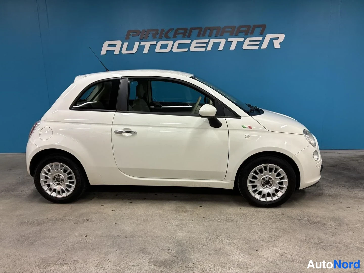 Valkoinen Fiat 500 2012, sivulta, kuva 4