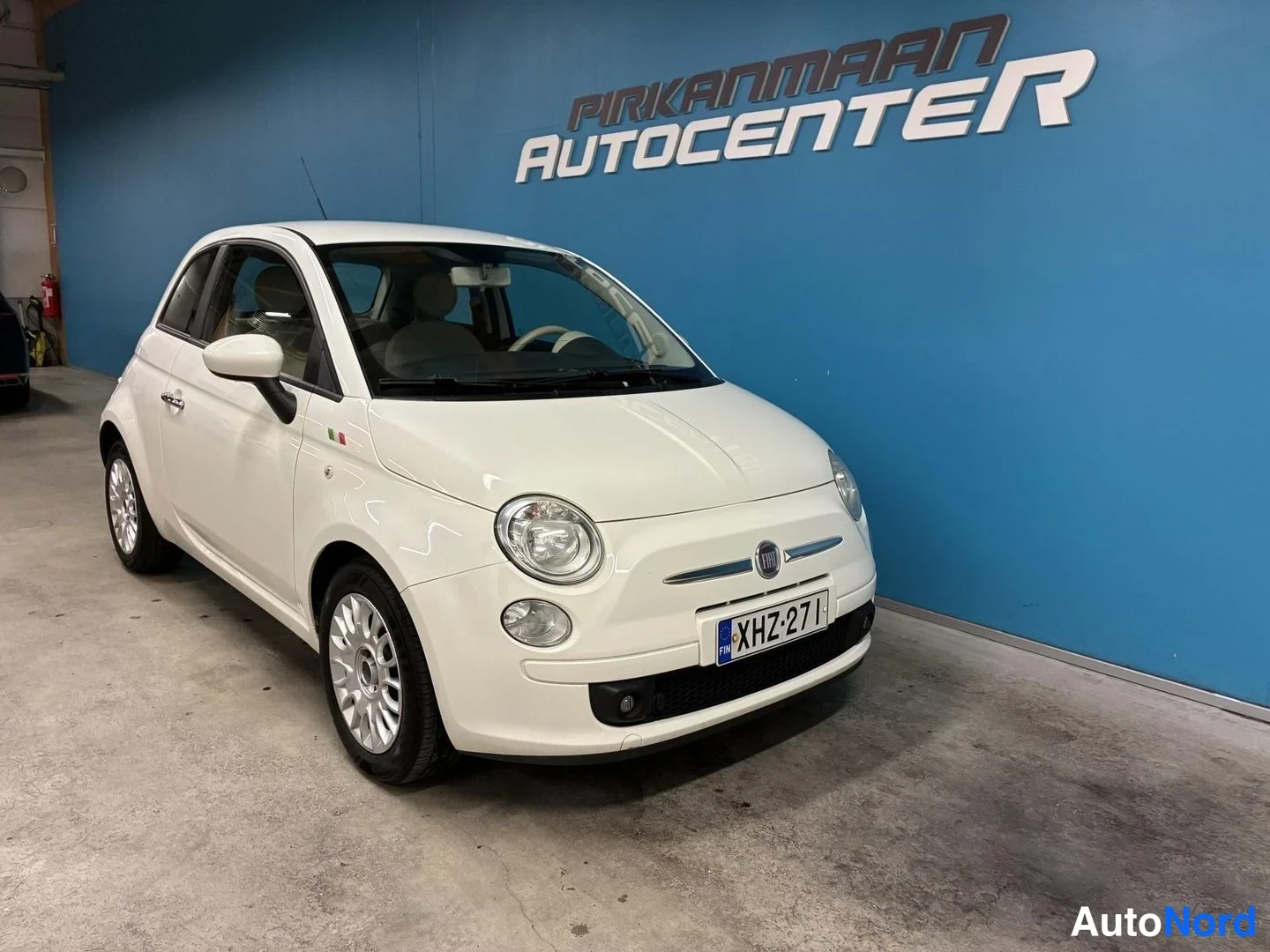 Valkoinen Fiat 500 2012, etuviisto, keula oikealle, kuva 2