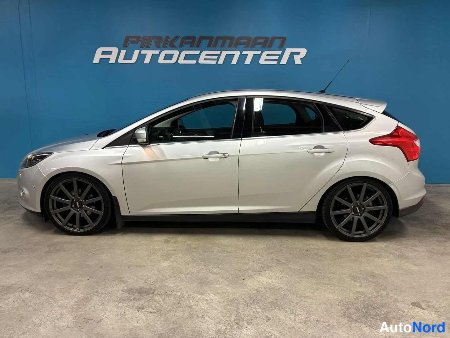 Harmaa Ford Focus 2012, sivulta, kuva 4