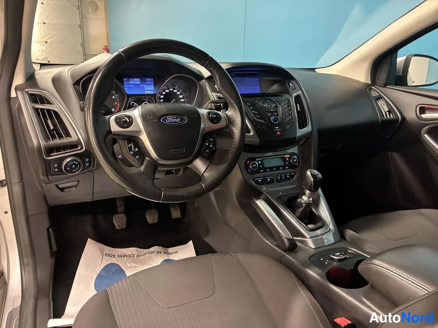 Harmaa Ford Focus 2012, ohjaamo, kuva 8
