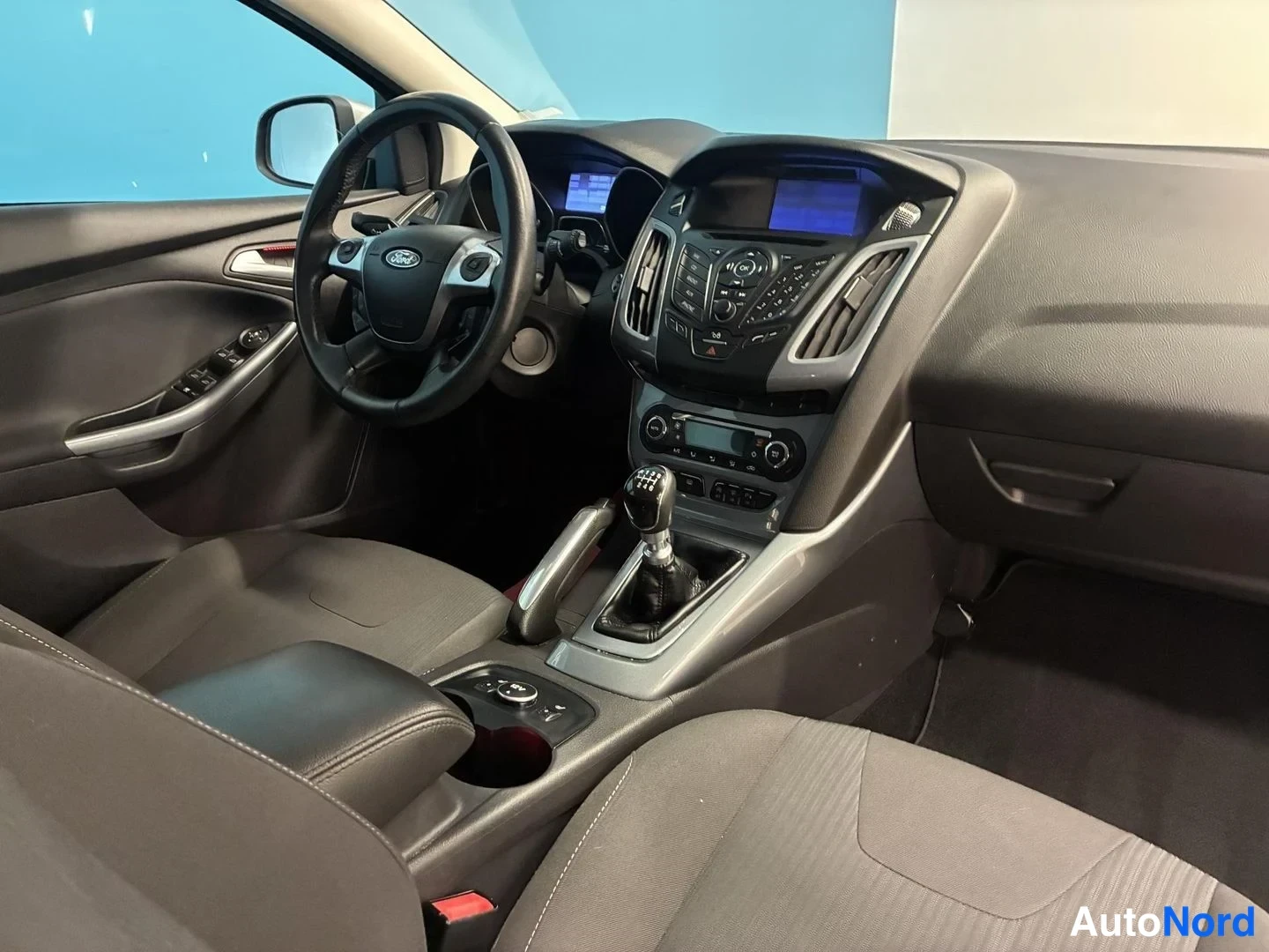 Harmaa Ford Focus 2012, ohjaamo, kuva 9