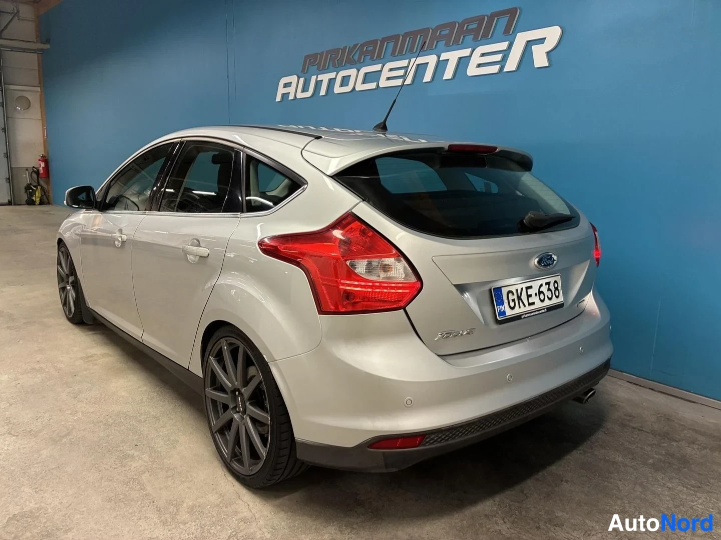 Harmaa Ford Focus 2012, takaviisto, kuva 5