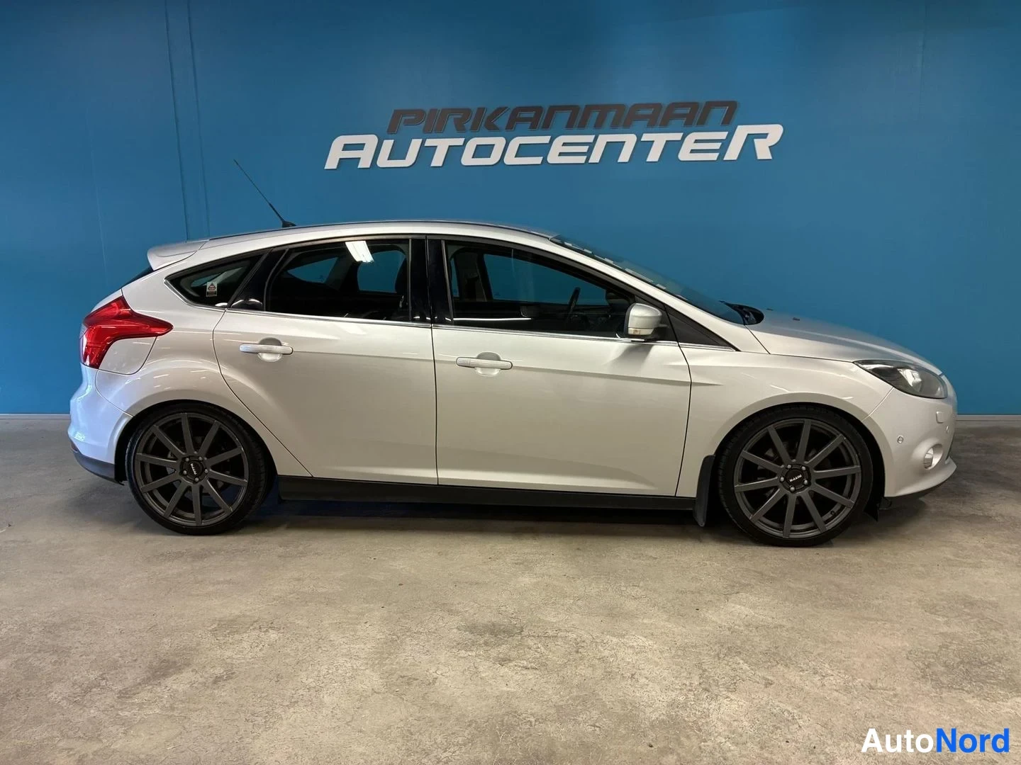 Harmaa Ford Focus 2012, sivulta, kuva 3