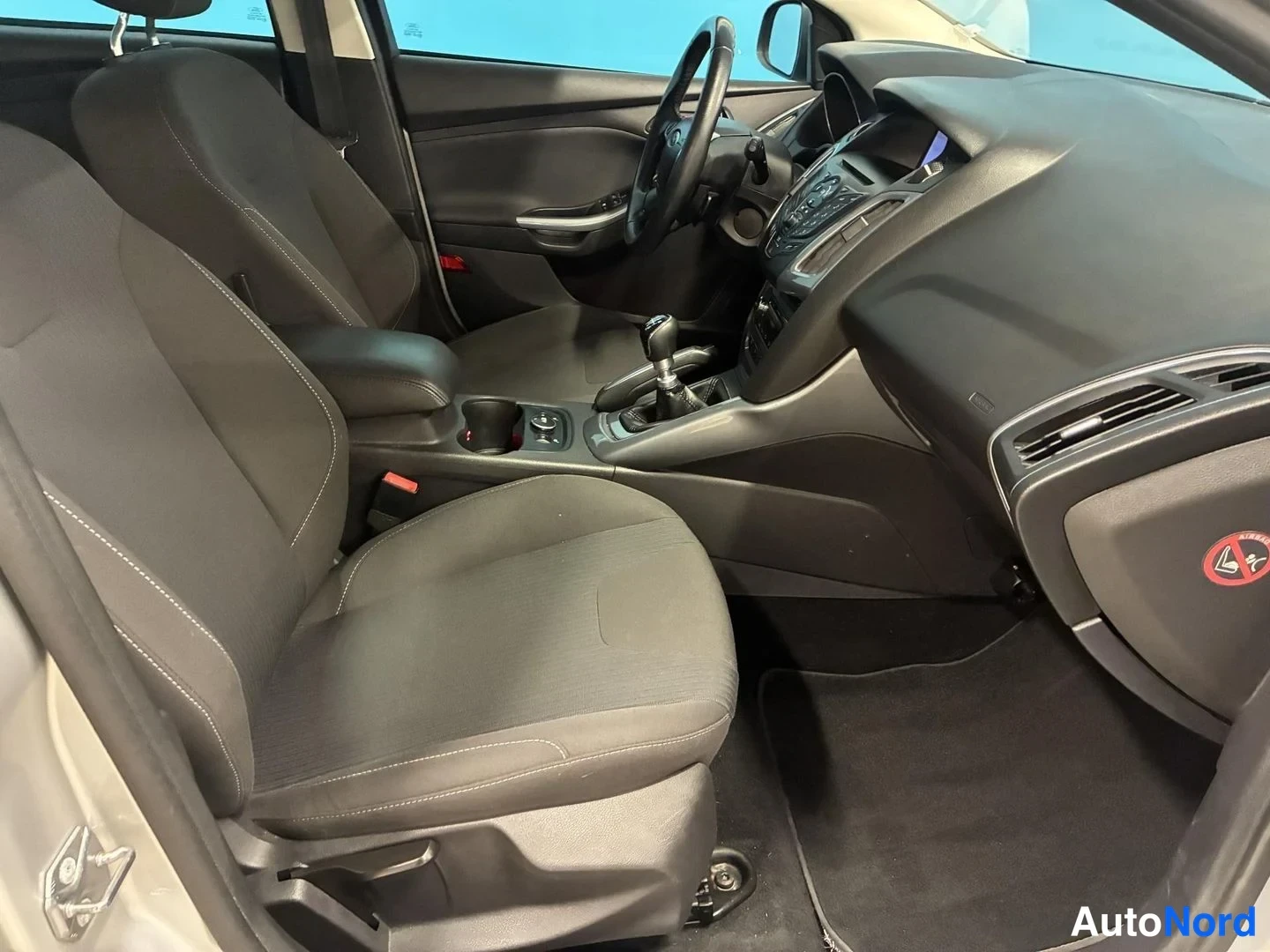 Harmaa Ford Focus 2012, etuistuimet, kuva 10