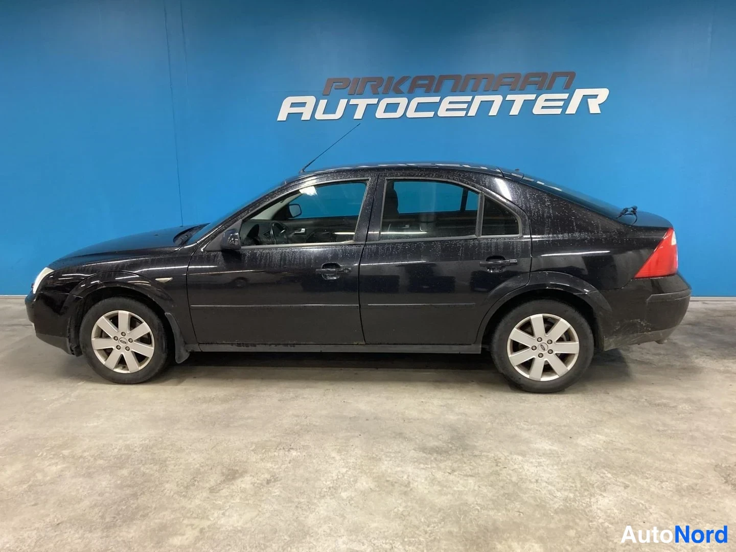 Musta Ford Mondeo 2004, takaviisto, kuva 2