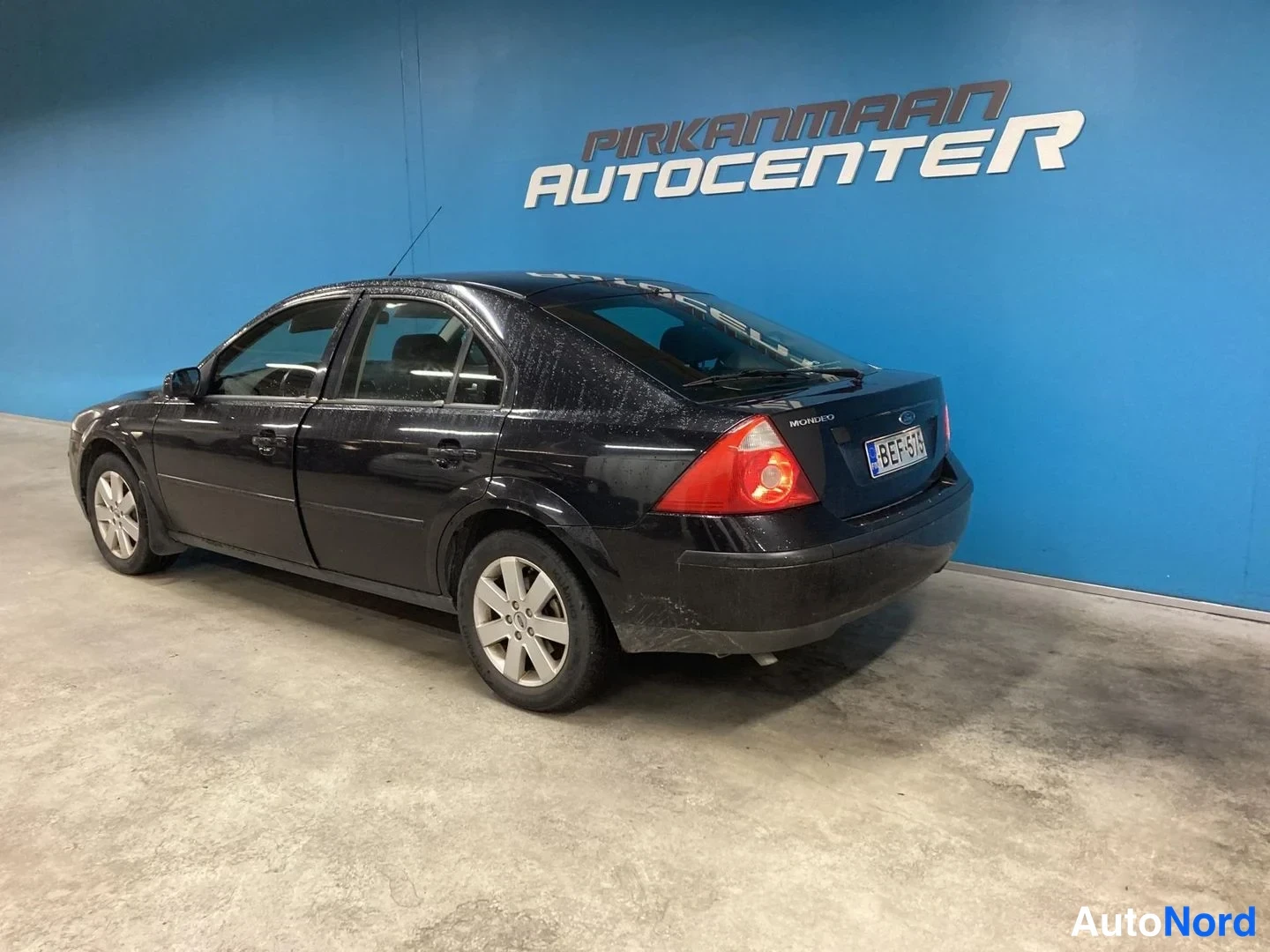 Musta Ford Mondeo 2004, takaviisto, kuva 3