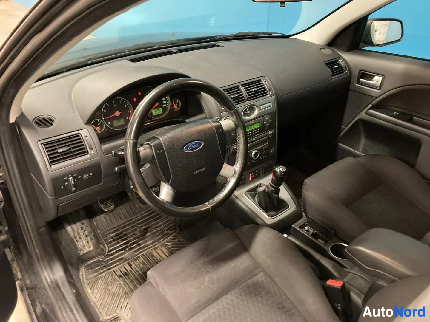 Musta Ford Mondeo 2004, ohjaamo, kuva 4