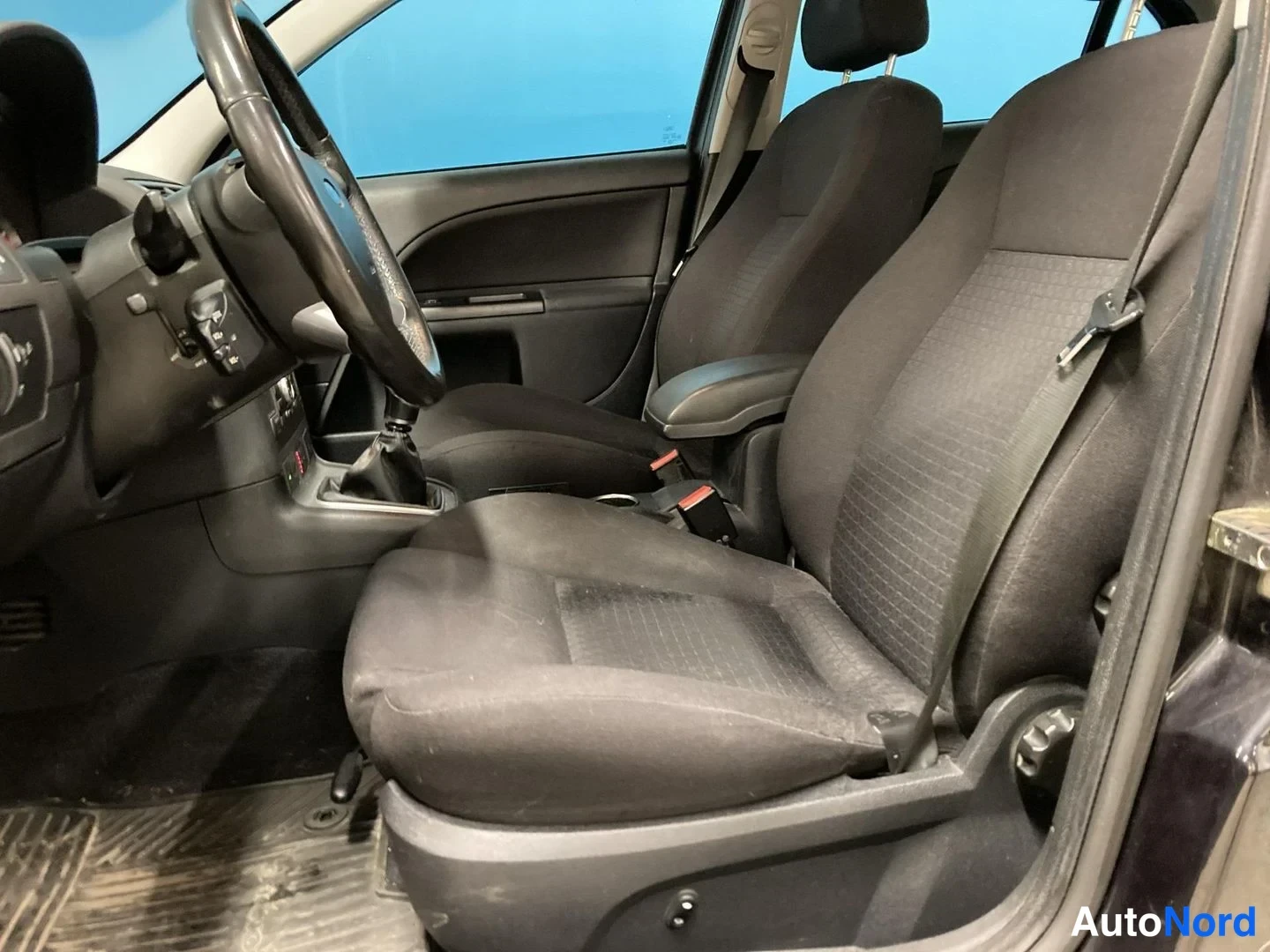 Musta Ford Mondeo 2004, etuistuimet, kuva 5
