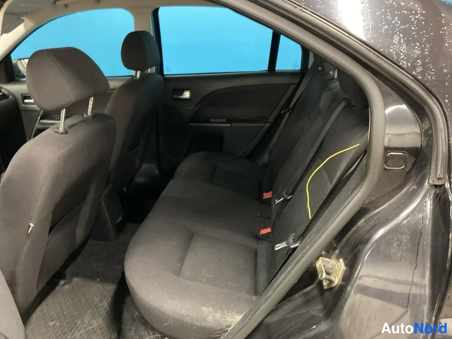 Musta Ford Mondeo 2004, takaistuimet, kuva 6