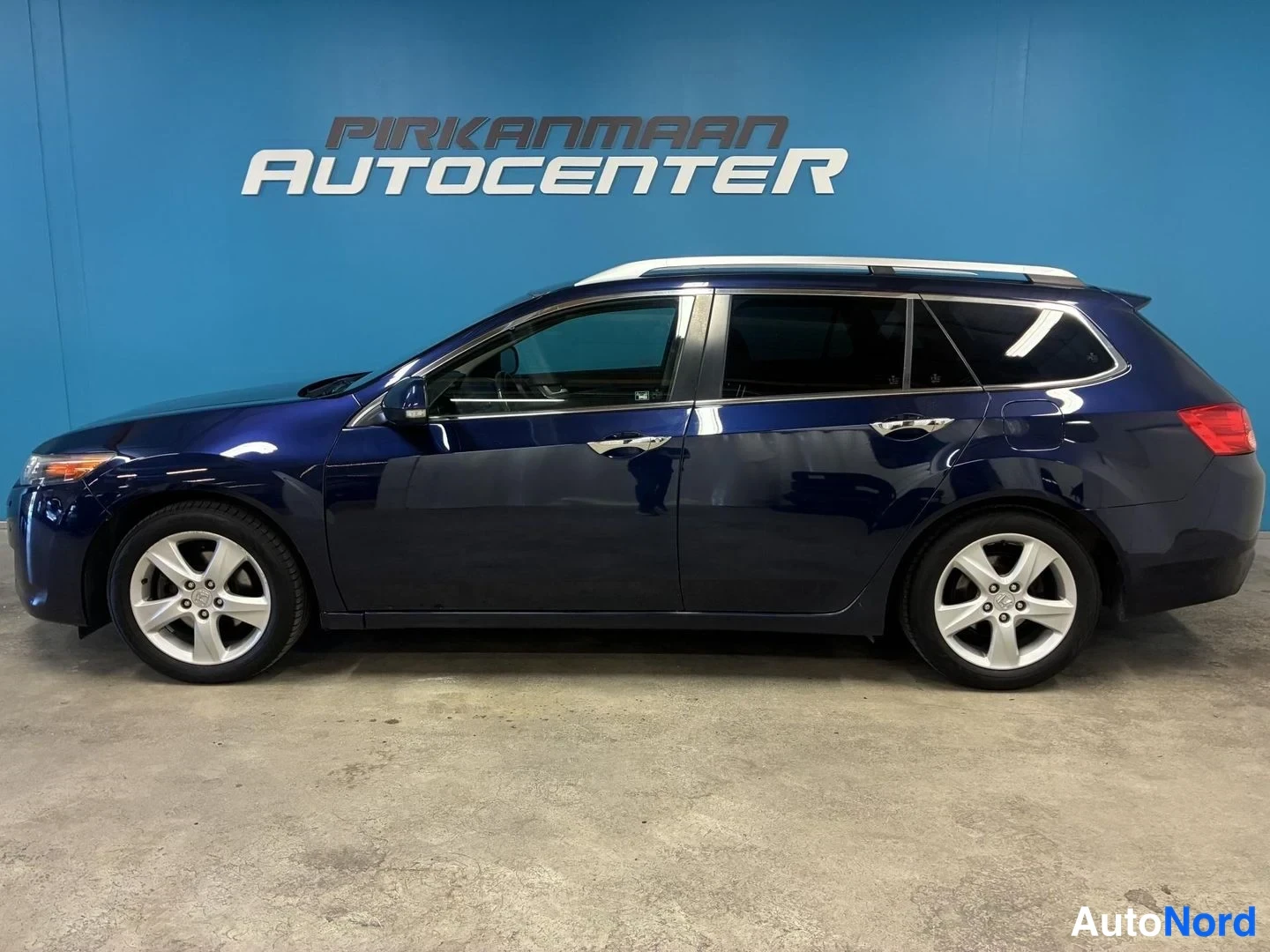 Sininen Honda Accord Tourer 2011, sivulta, kuva 4