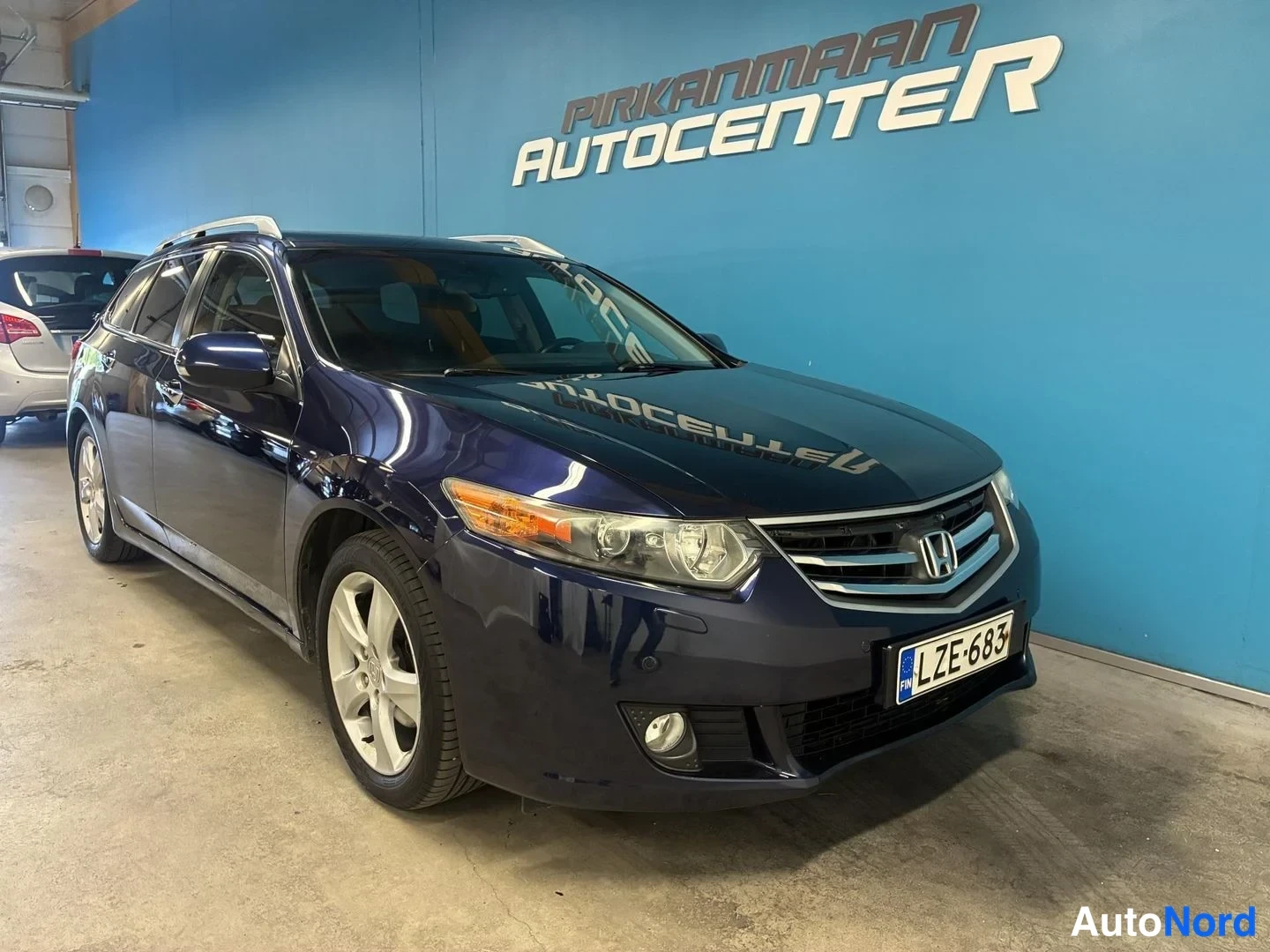 Sininen Honda Accord Tourer 2011, etuviisto, keula oikealle, kuva 3
