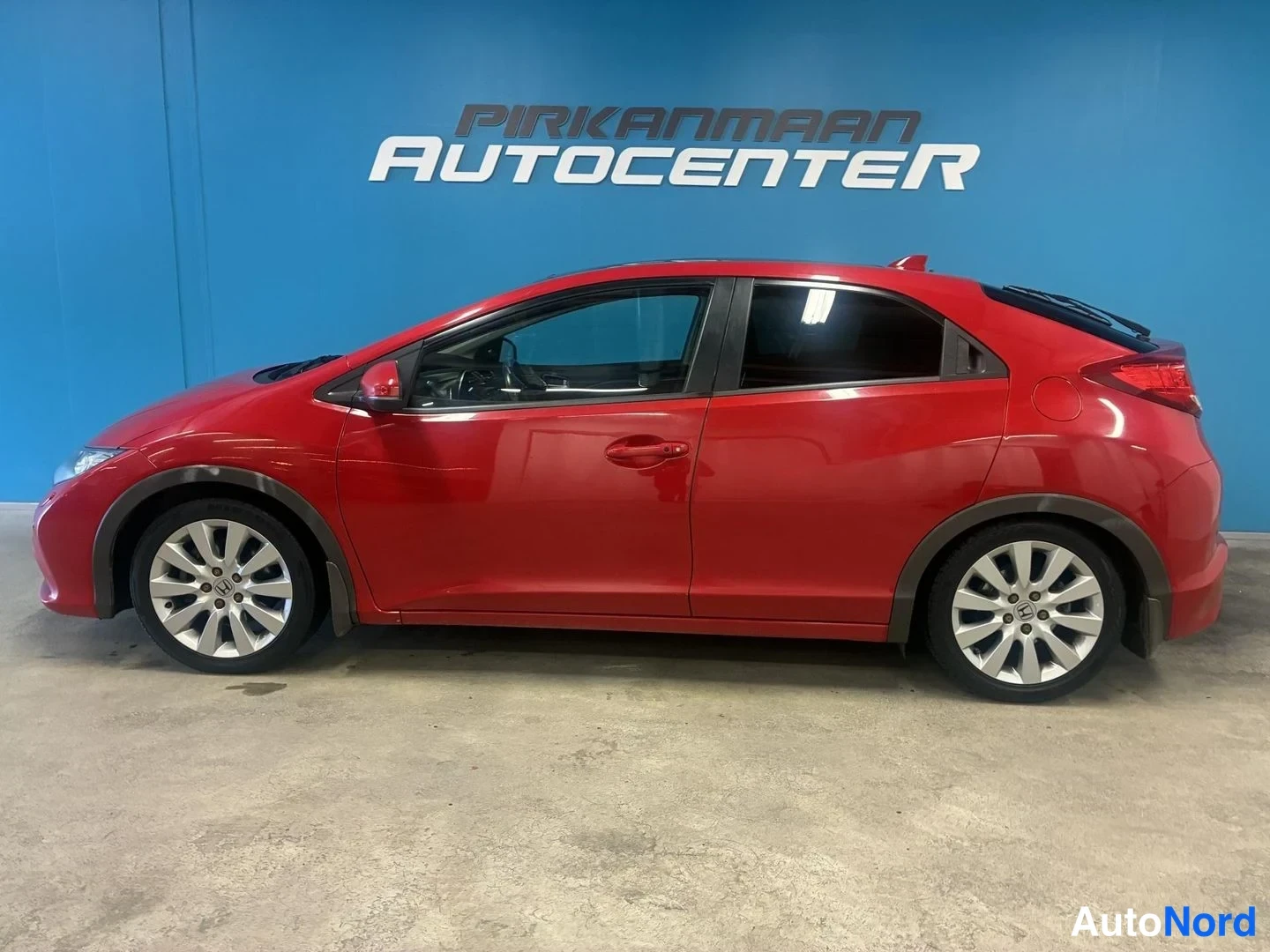 Punainen Honda Civic 2012, sivulta, kuva 3