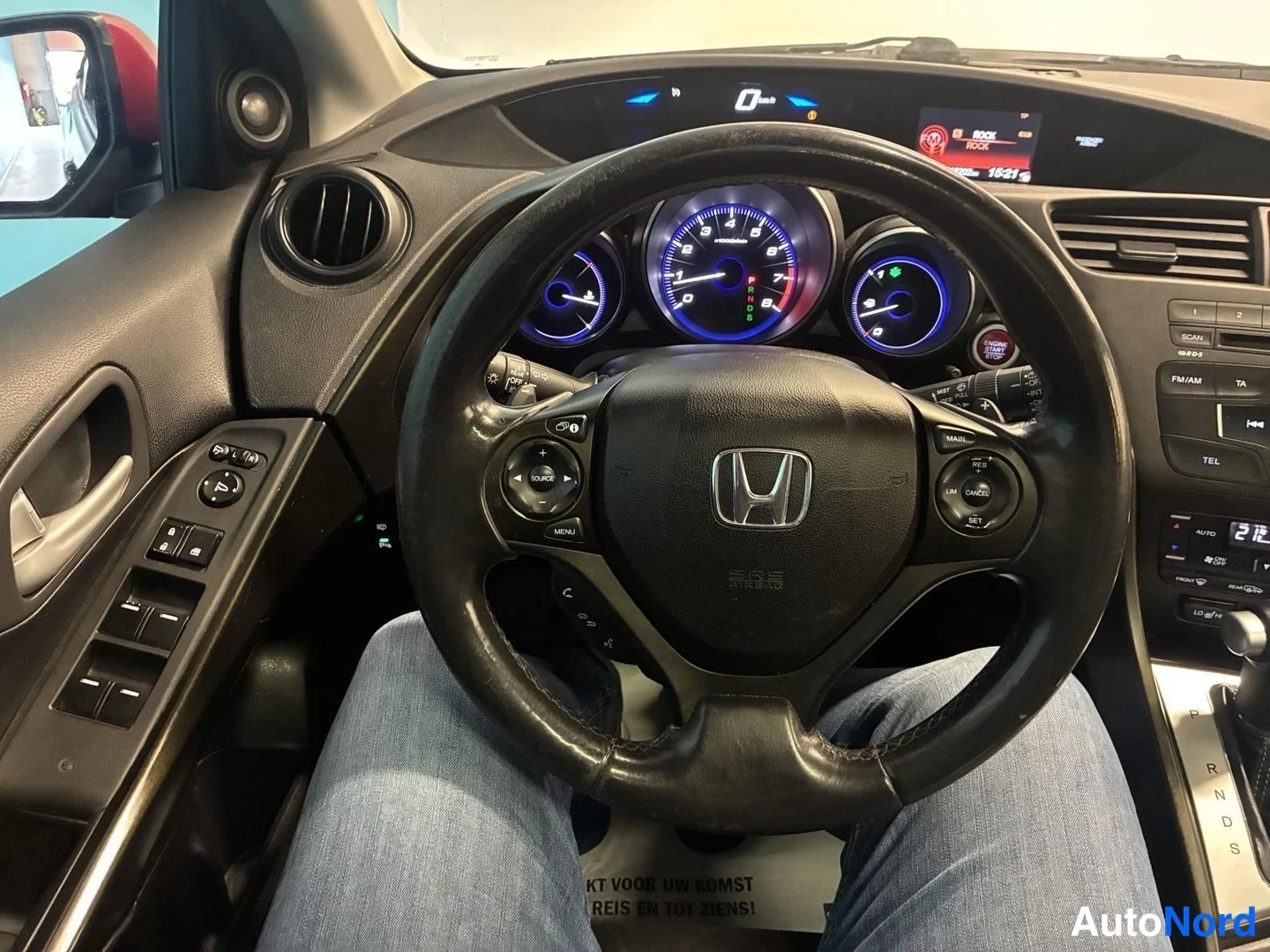 Punainen Honda Civic 2012, yksityiskohta, kuva 16