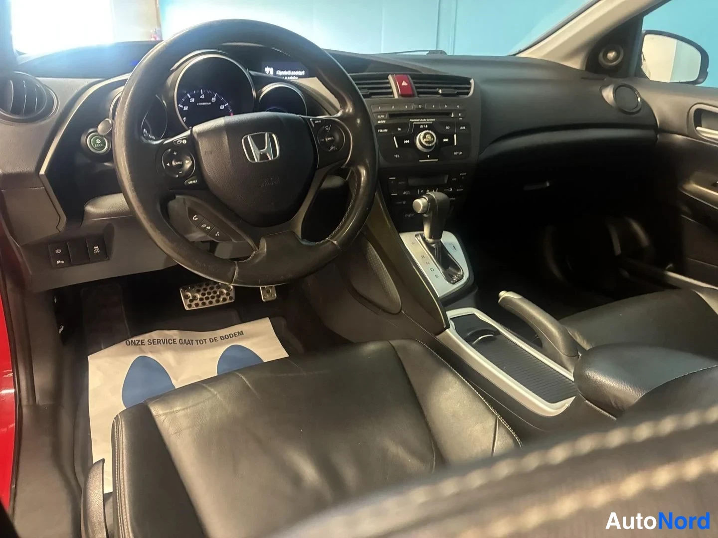 Punainen Honda Civic 2012, ohjaamo, kuva 9