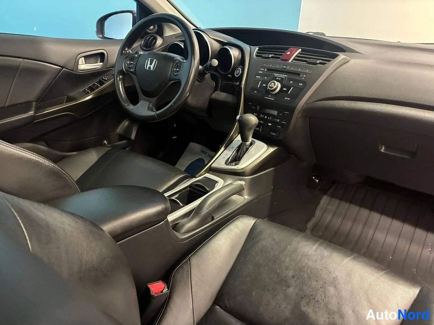 Punainen Honda Civic 2012, ohjaamo, kuva 10
