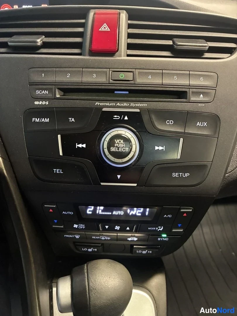 Punainen Honda Civic 2012, yksityiskohta, kuva 18