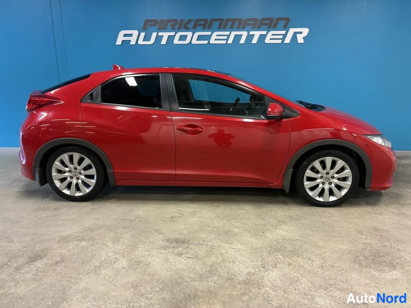 Punainen Honda Civic 2012, sivulta, kuva 4