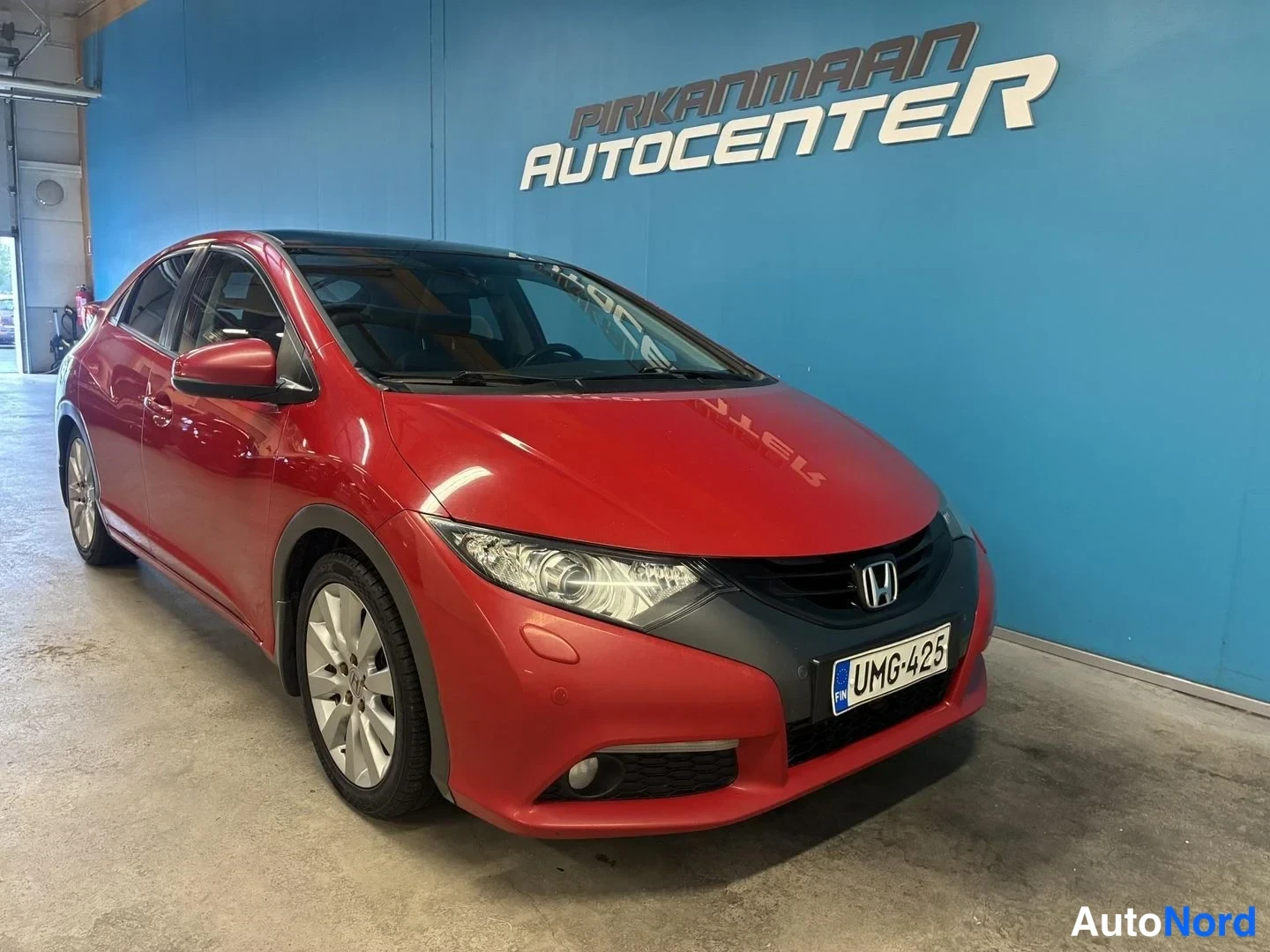 Punainen Honda Civic 2012, etuviisto, keula oikealle, kuva 2
