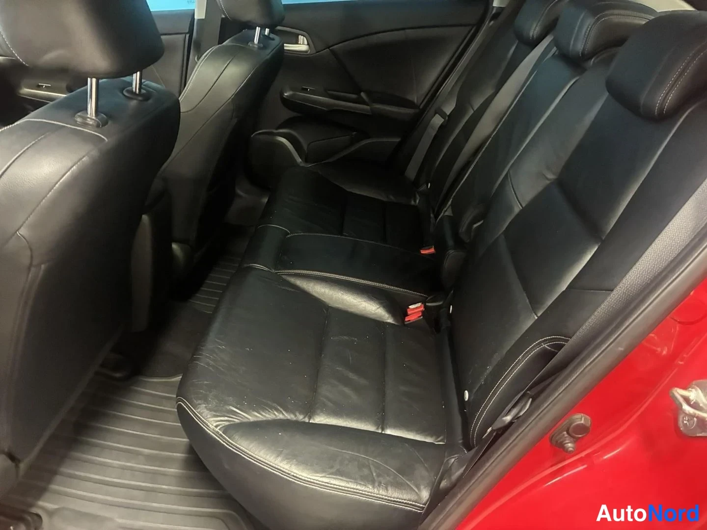Punainen Honda Civic 2012, takaistuimet, kuva 13