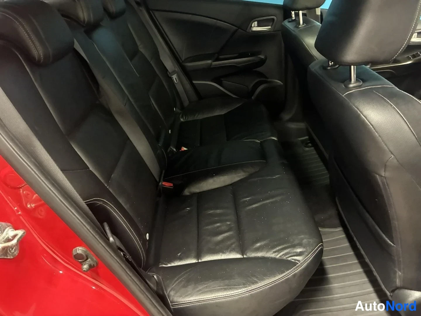 Punainen Honda Civic 2012, takaistuimet, kuva 14