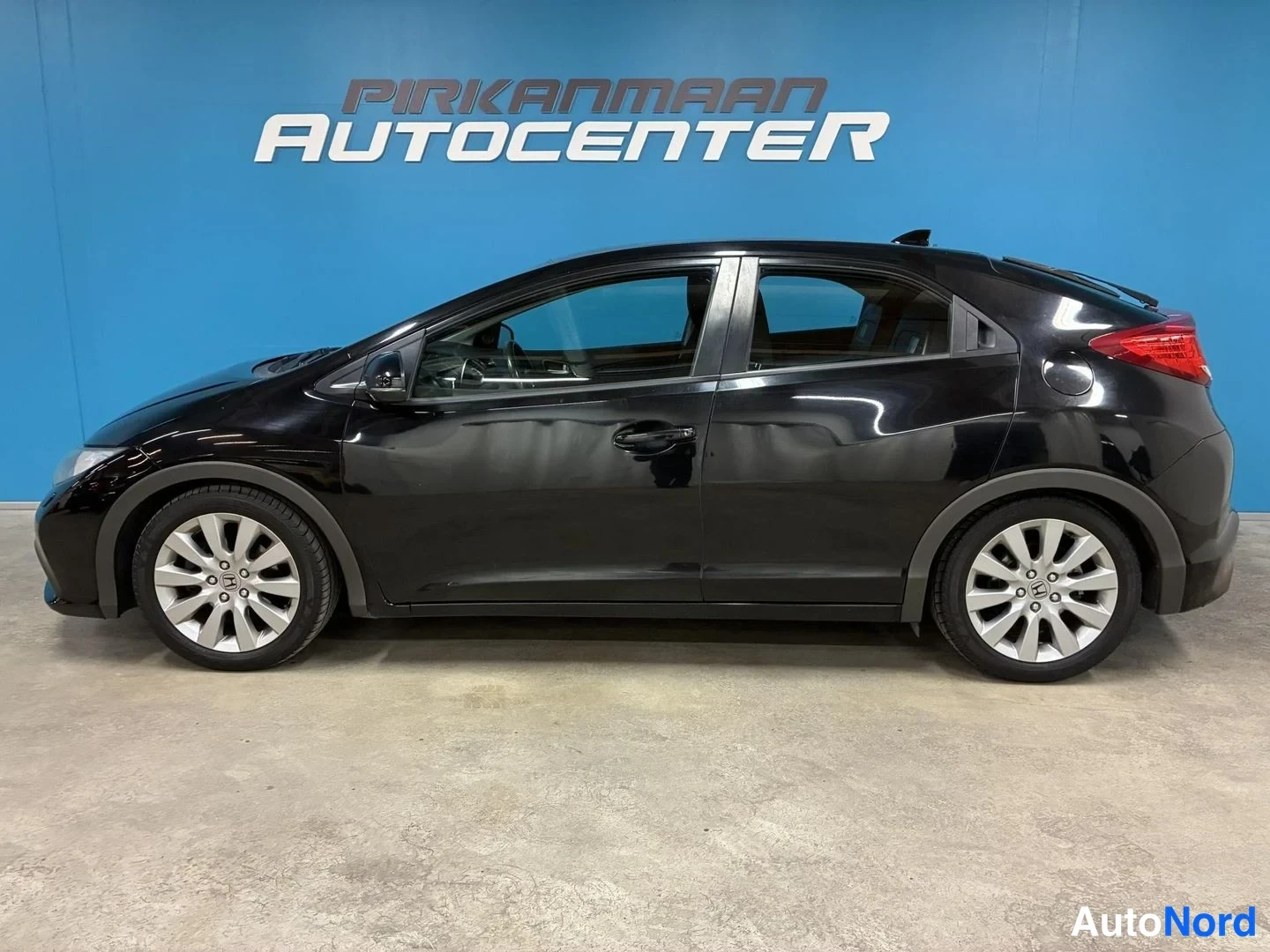 Musta Honda Civic 2013, sivulta, kuva 3