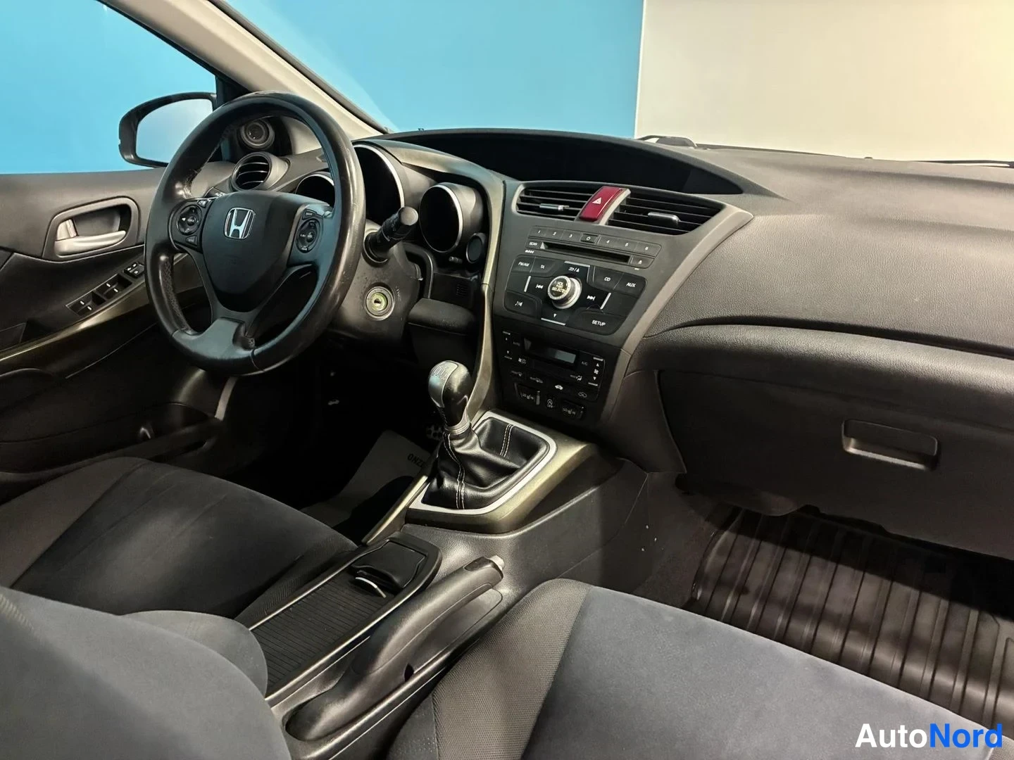 Musta Honda Civic 2013, ohjaamo, kuva 9