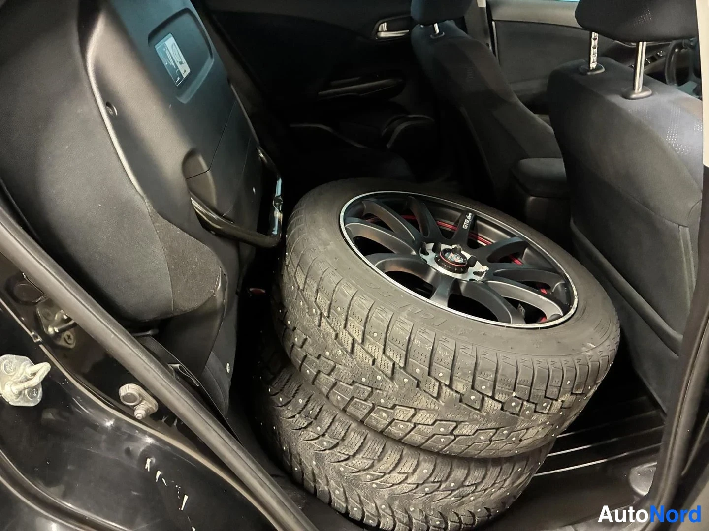Musta Honda Civic 2013, tavaratila, kuva 12