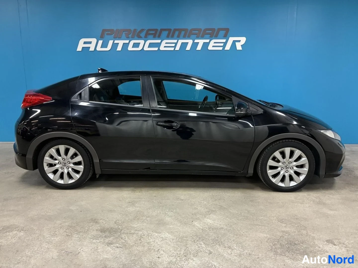Musta Honda Civic 2013, sivulta, kuva 4