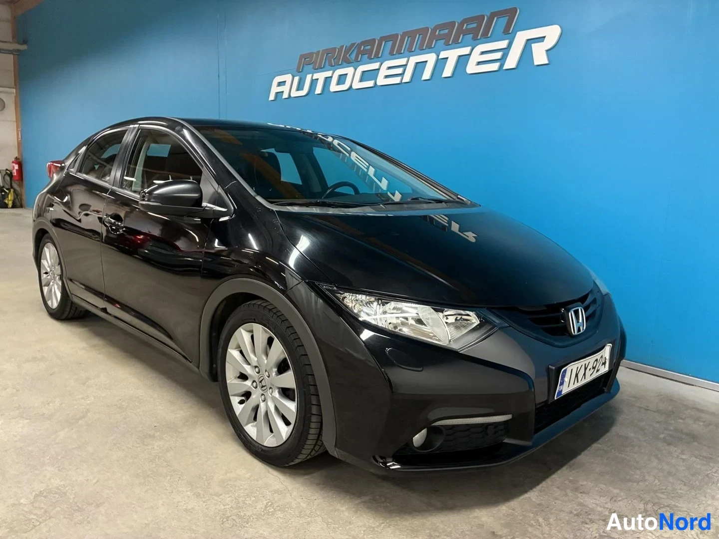 Musta Honda Civic 2013, etuviisto, keula oikealle, kuva 2