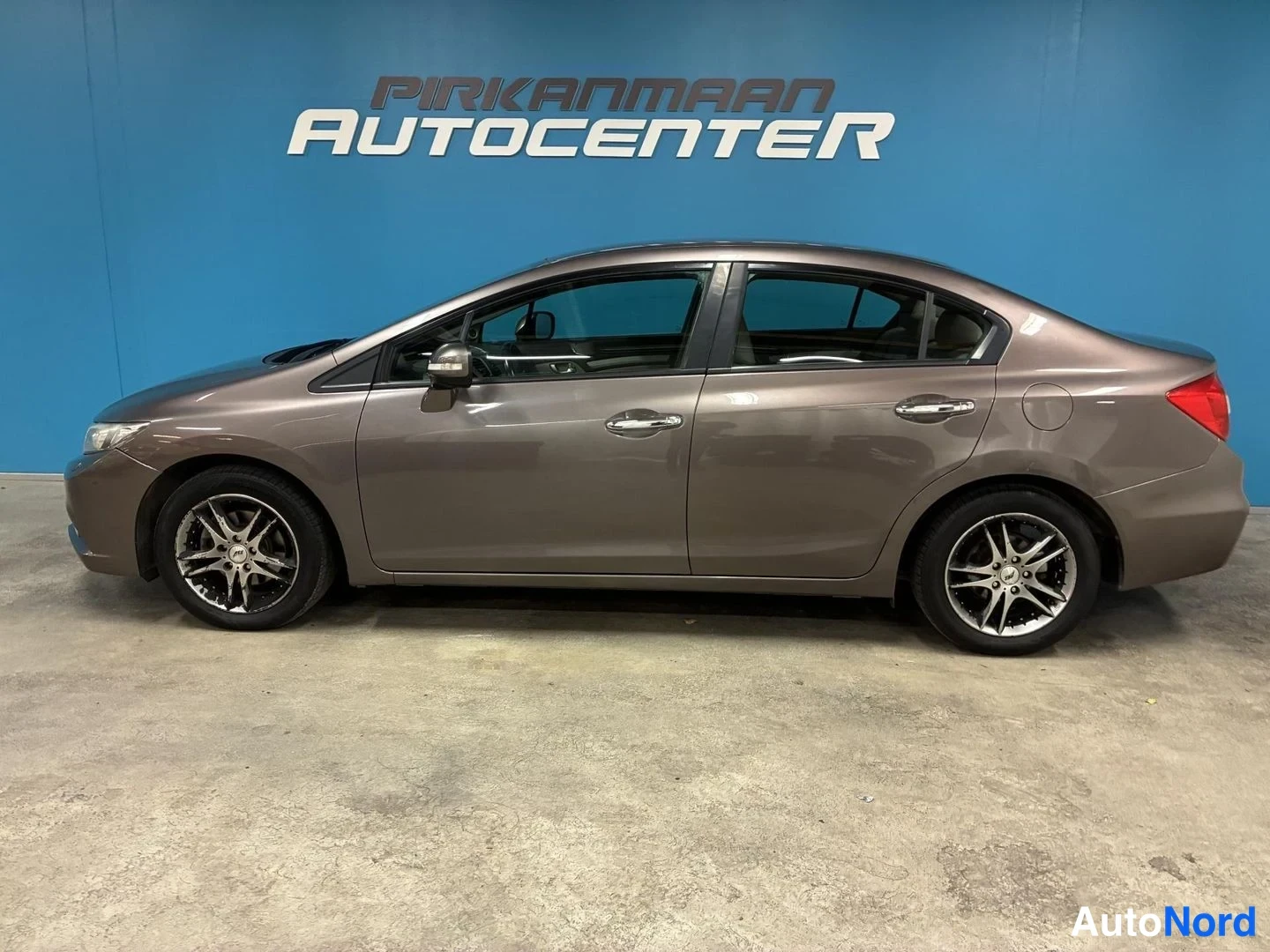 Harmaa Honda Civic 2012, sivulta, kuva 4