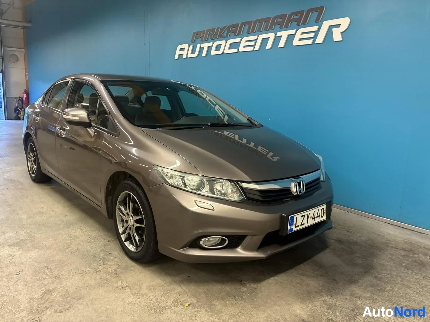 Harmaa Honda Civic 2012, etuviisto, keula oikealle, kuva 3