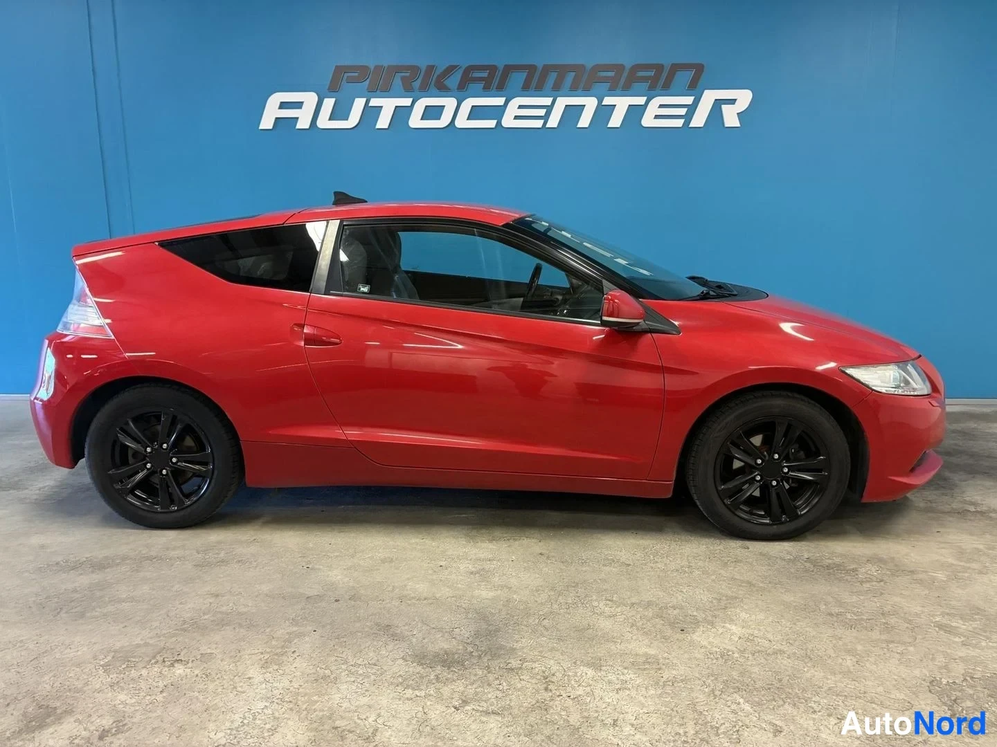 Punainen Honda CR-Z 2011, etuviisto, keula oikealle, kuva 2