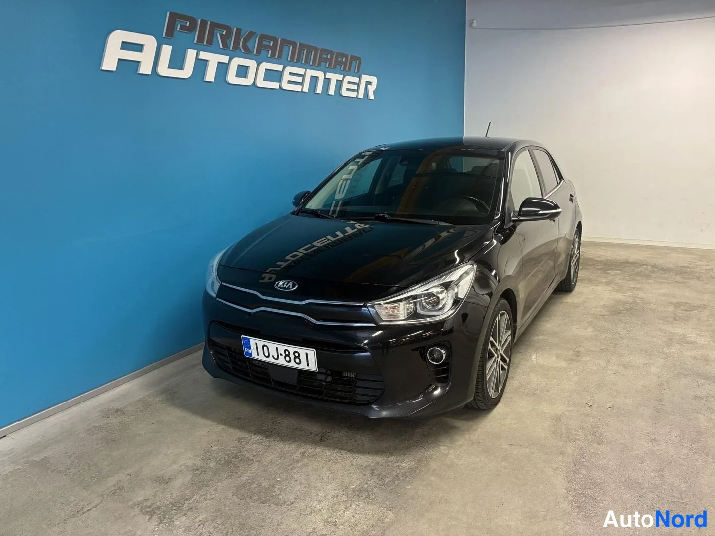 Musta Kia Rio 2018, etuviisto, keula vasemmalle, kuva 2