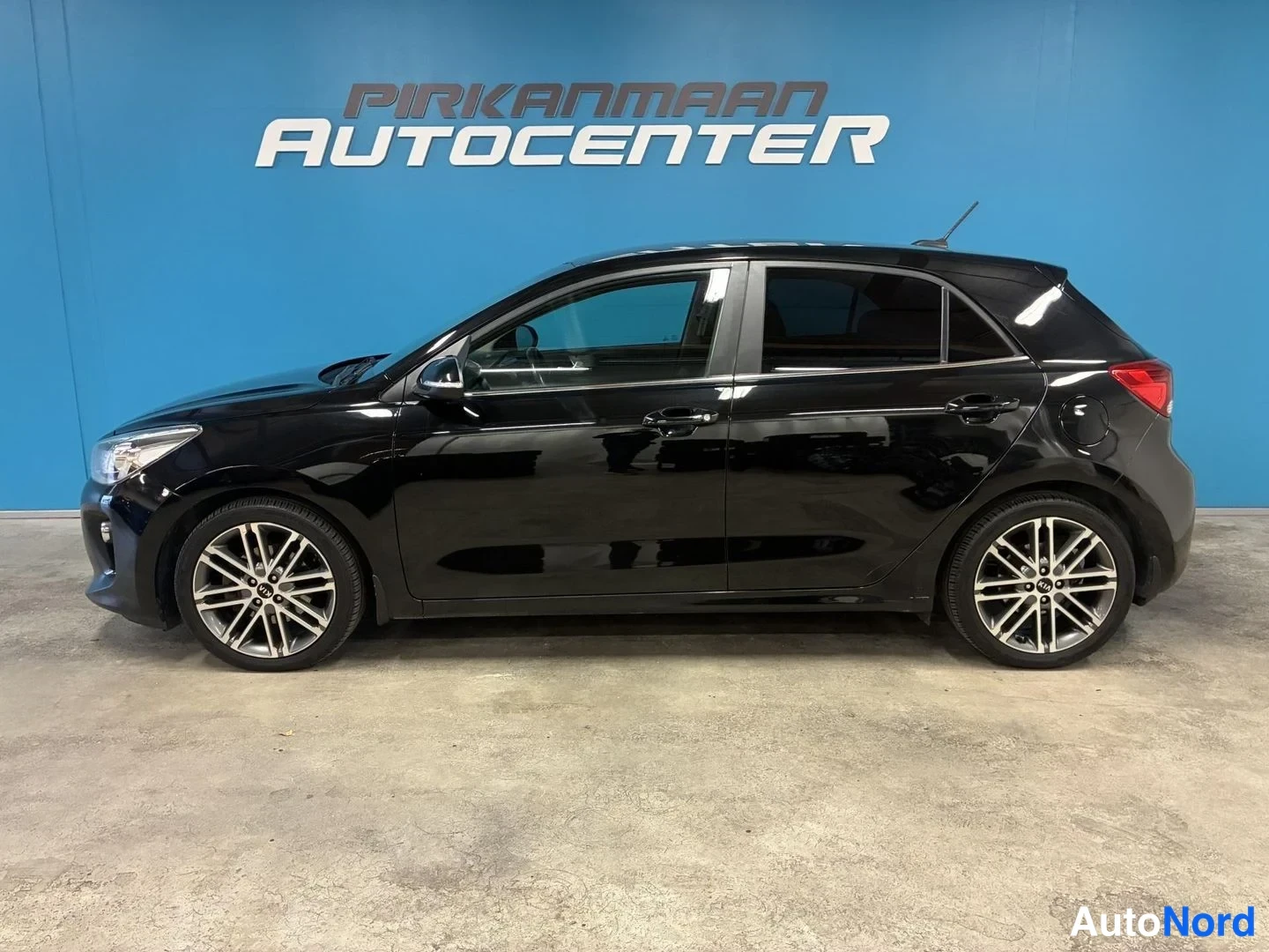 Musta Kia Rio 2018, sivulta, kuva 4