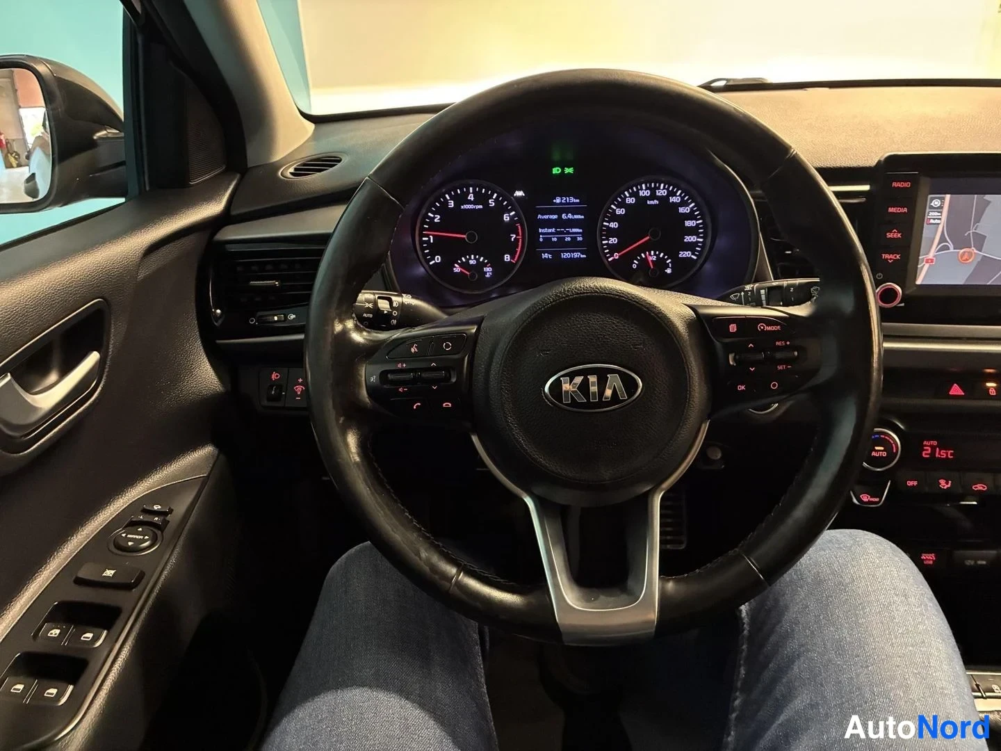 Musta Kia Rio 2018, ohjaamo, kuva 8