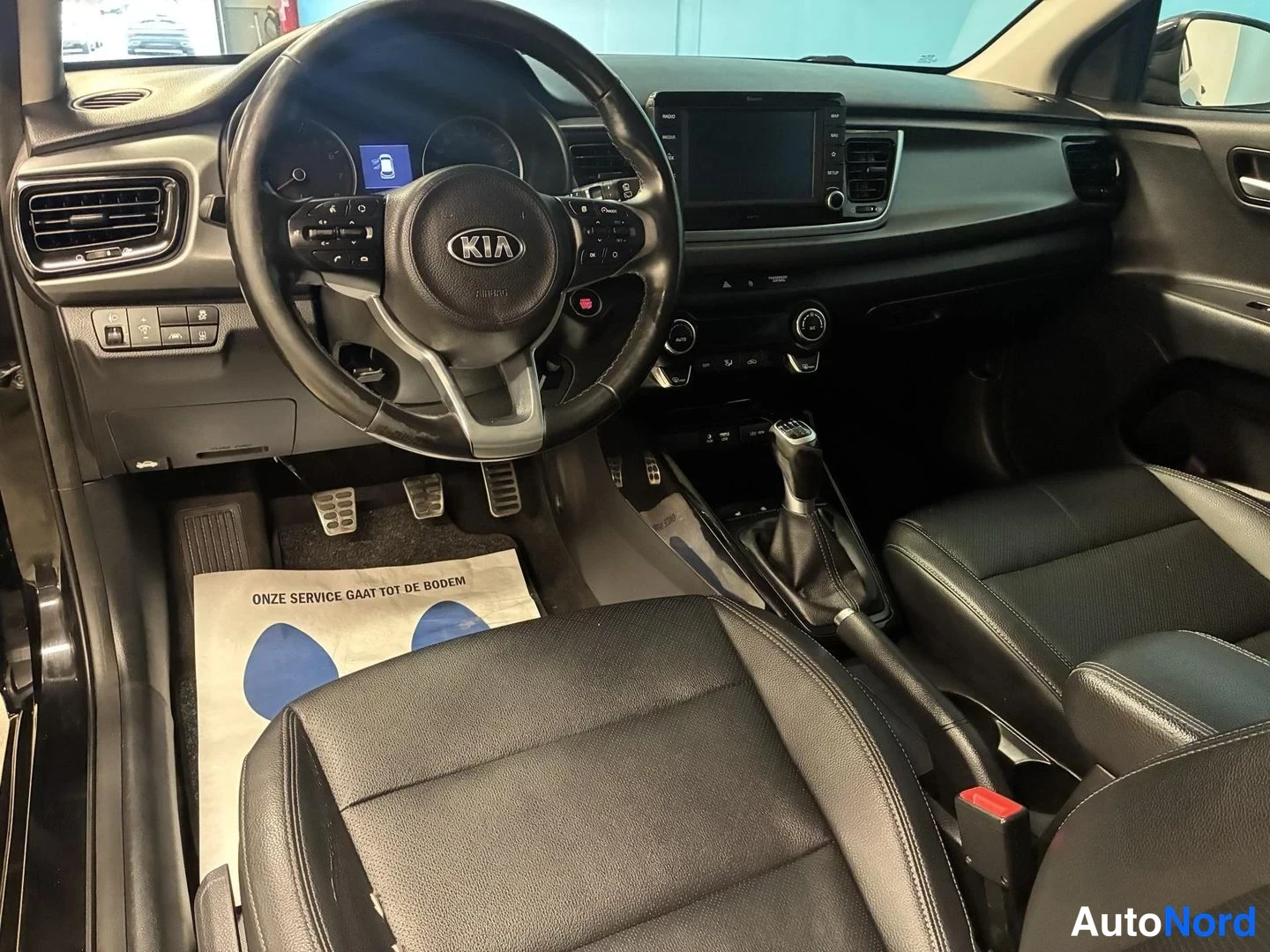 Musta Kia Rio 2018, ohjaamo, kuva 9
