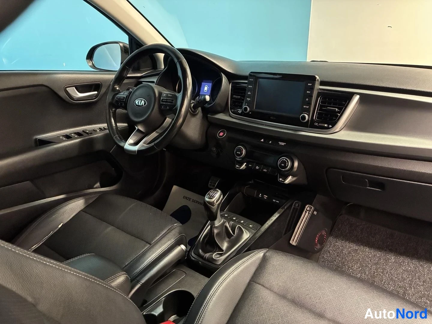 Musta Kia Rio 2018, ohjaamo, kuva 10