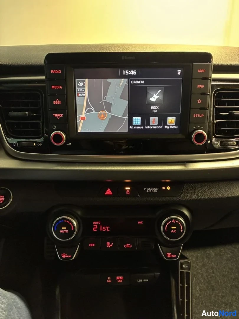 Musta Kia Rio 2018, ohjaamo, kuva 11