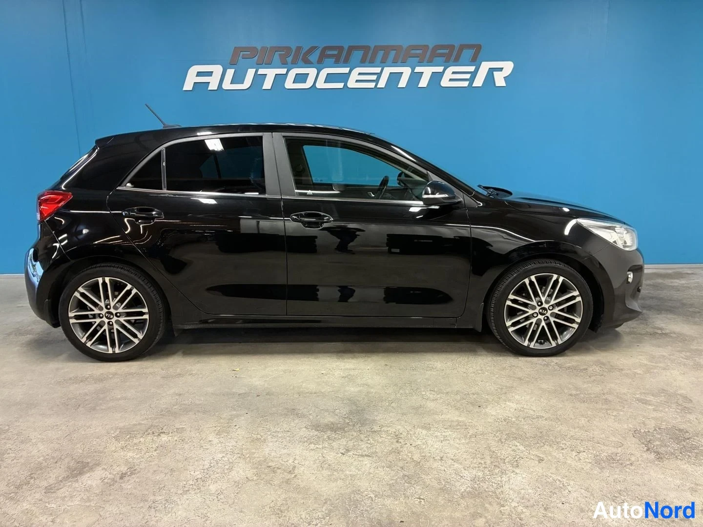 Musta Kia Rio 2018, etuviisto, keula oikealle, kuva 3