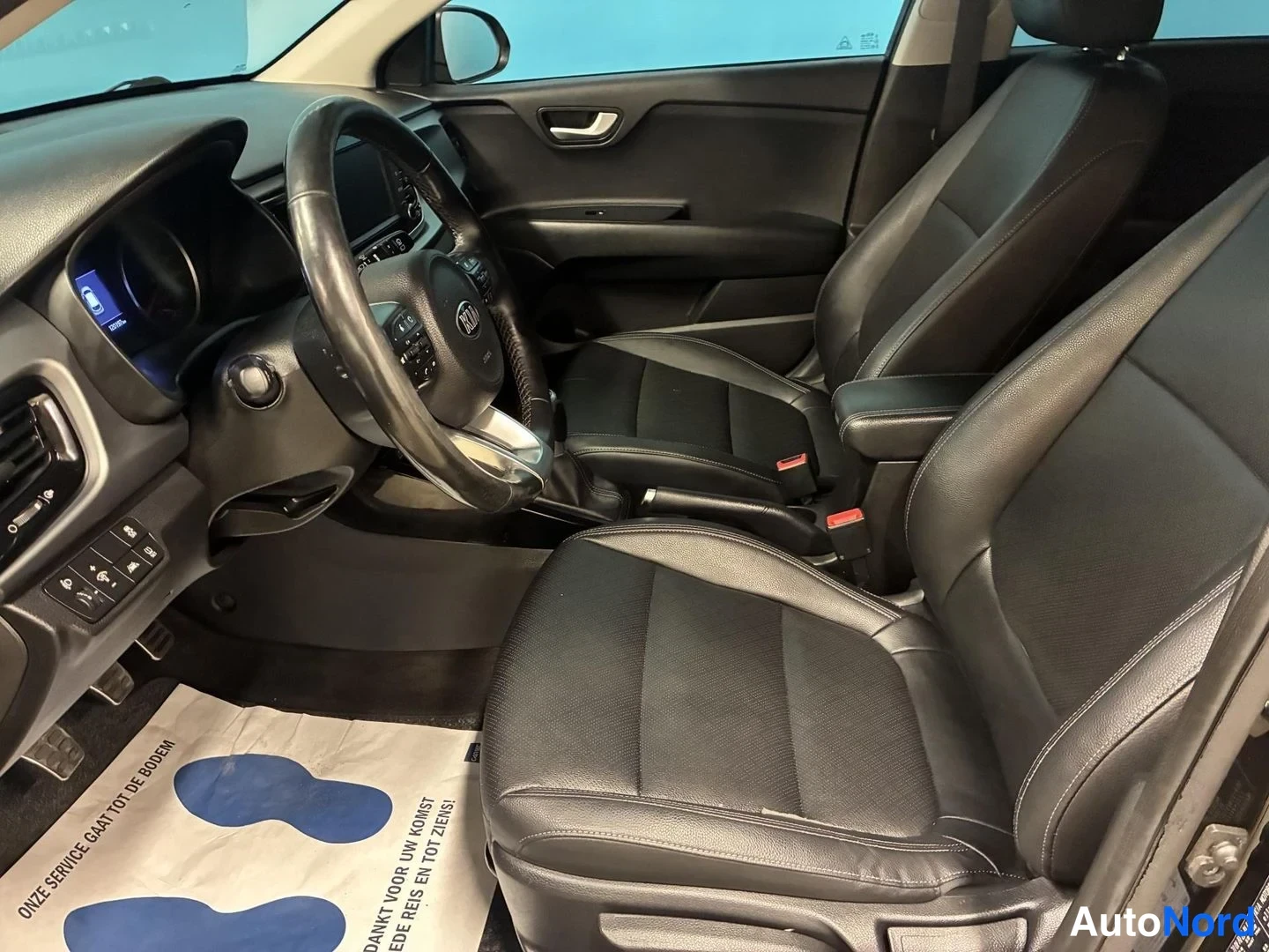 Musta Kia Rio 2018, ohjaamo, kuva 7