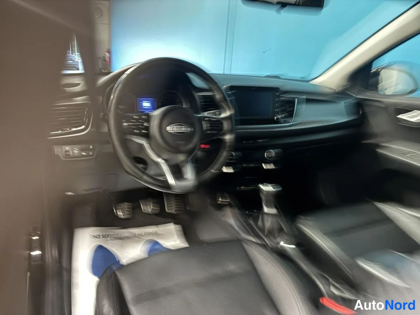 Musta Kia Rio 2018, ohjaamo, kuva 12