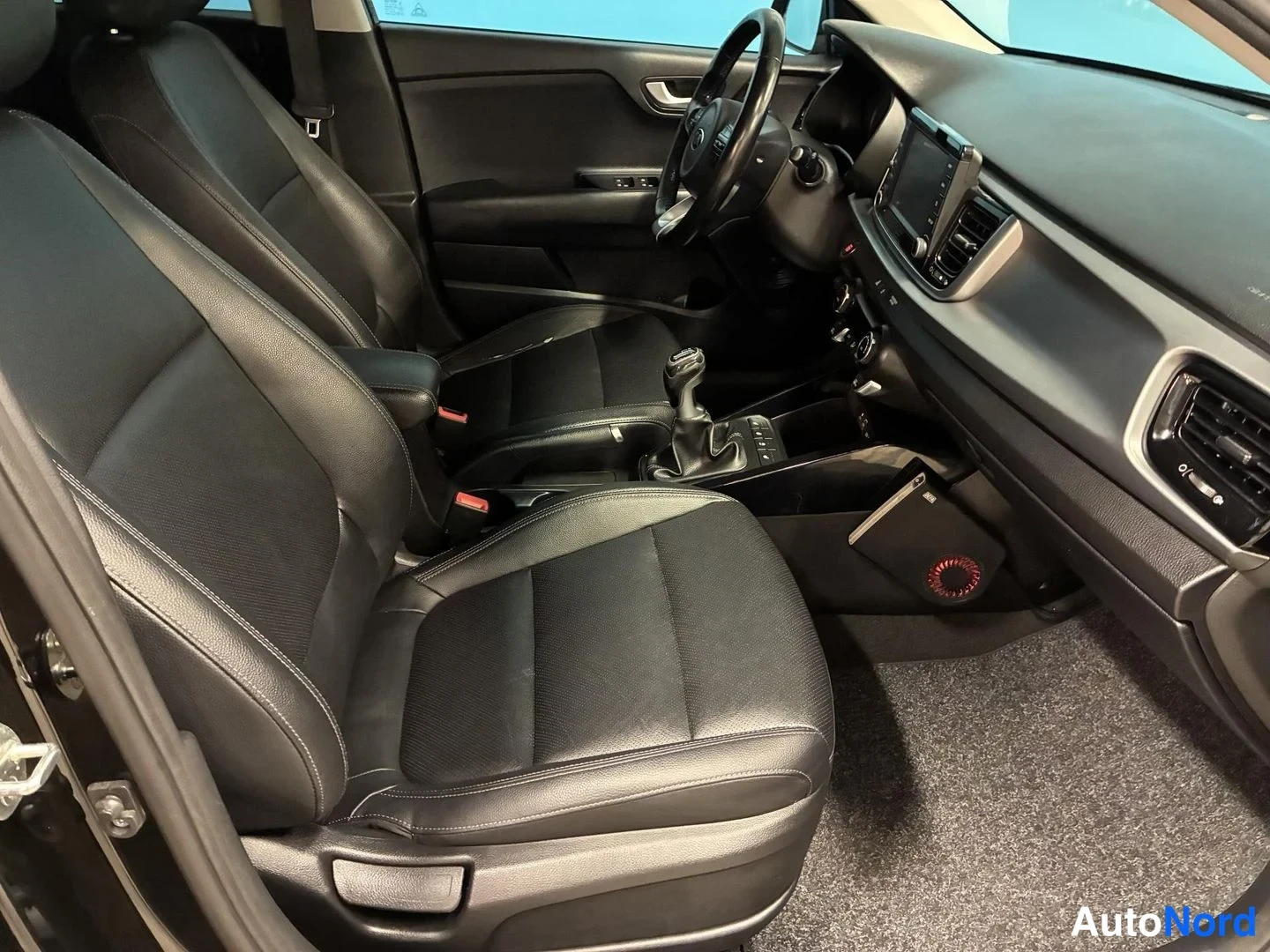 Musta Kia Rio 2018, etuistuimet, kuva 13
