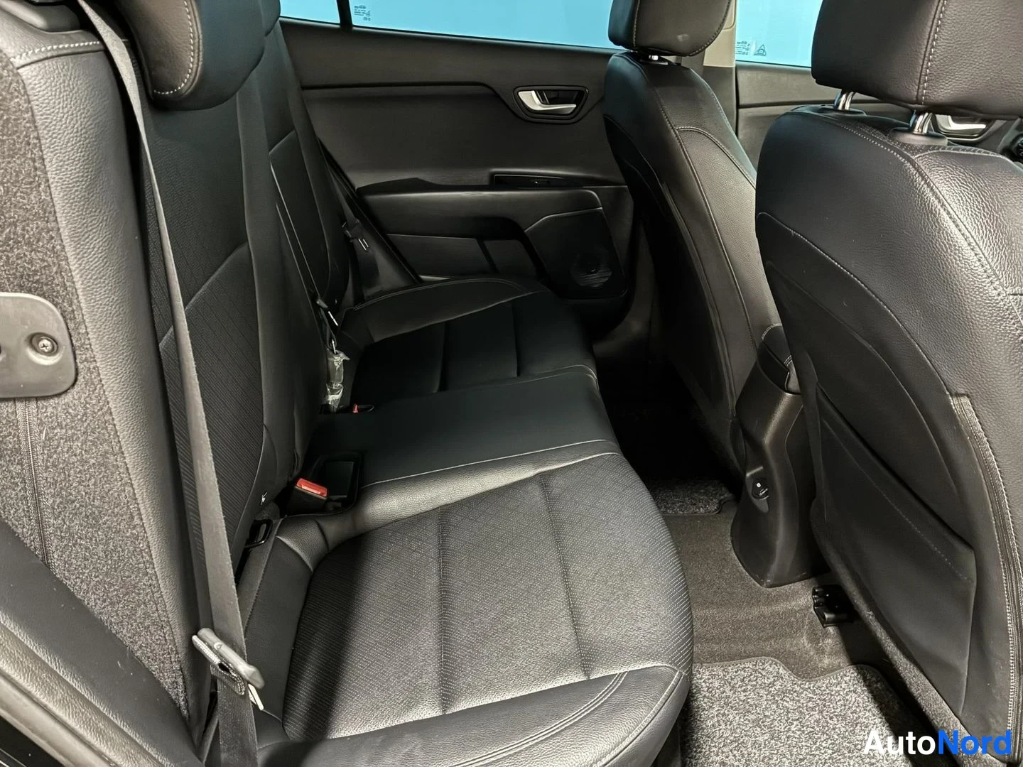 Musta Kia Rio 2018, takaistuimet, kuva 14